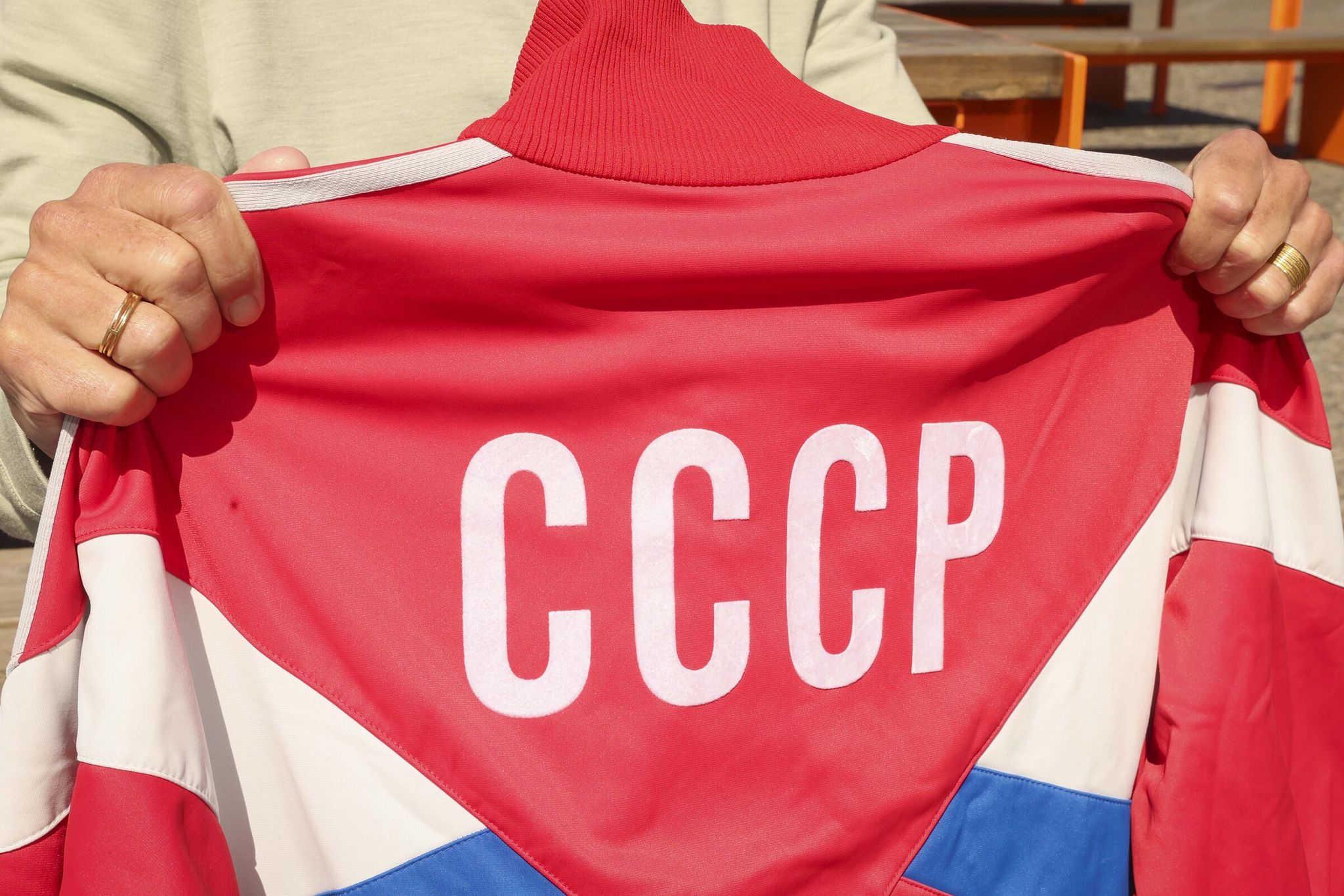 Джеффри Джинголд из Бейнбридж-Айленда показывает трековую куртку, которую он купил у советского спортсмена во время Игр доброй воли 1990 года. (Айви Себальо / The Seattle Times)
