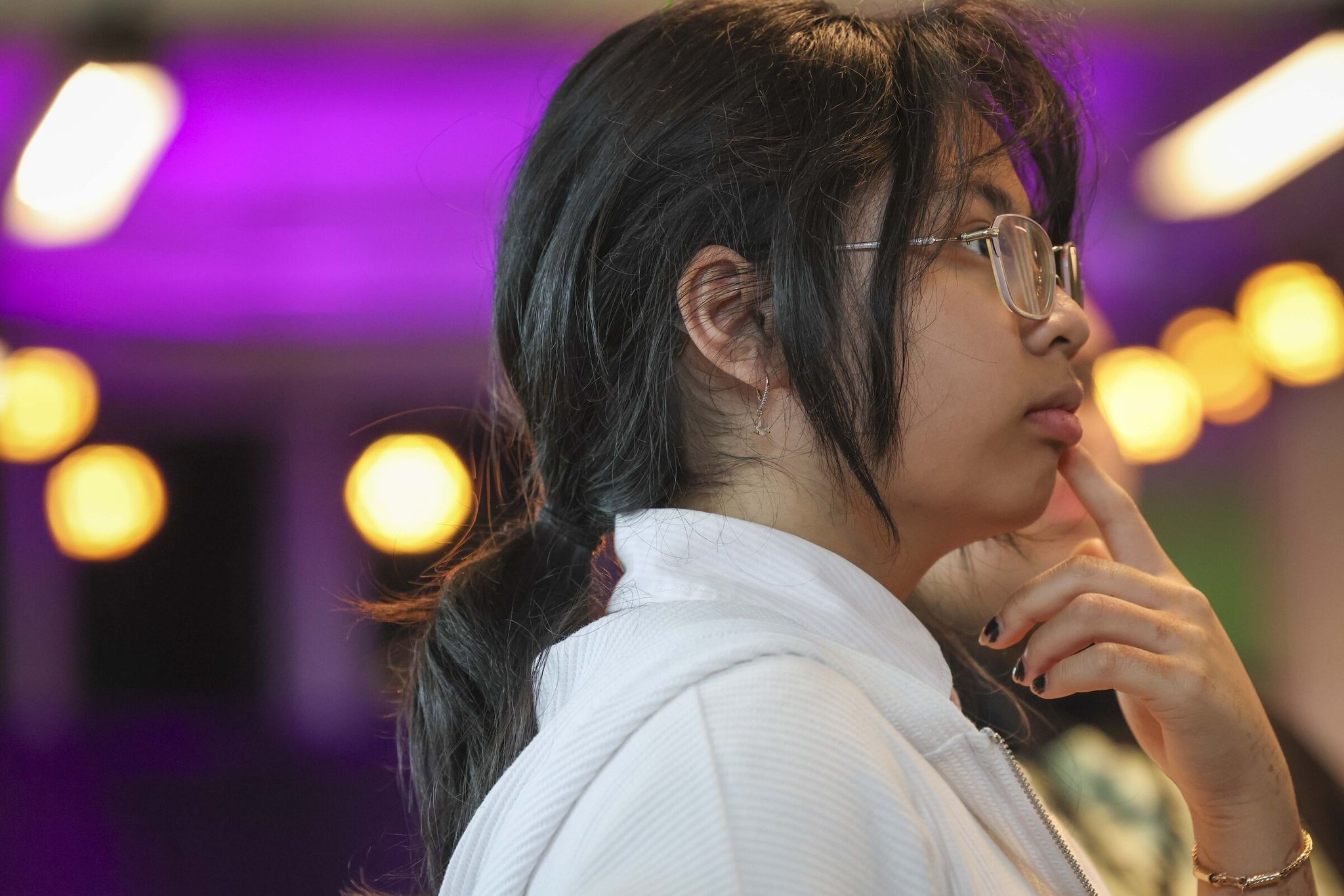 M., 15, watches the workshop at The Roadhouse on April 30. (Ivy Ceballo / The Seattle Times)
