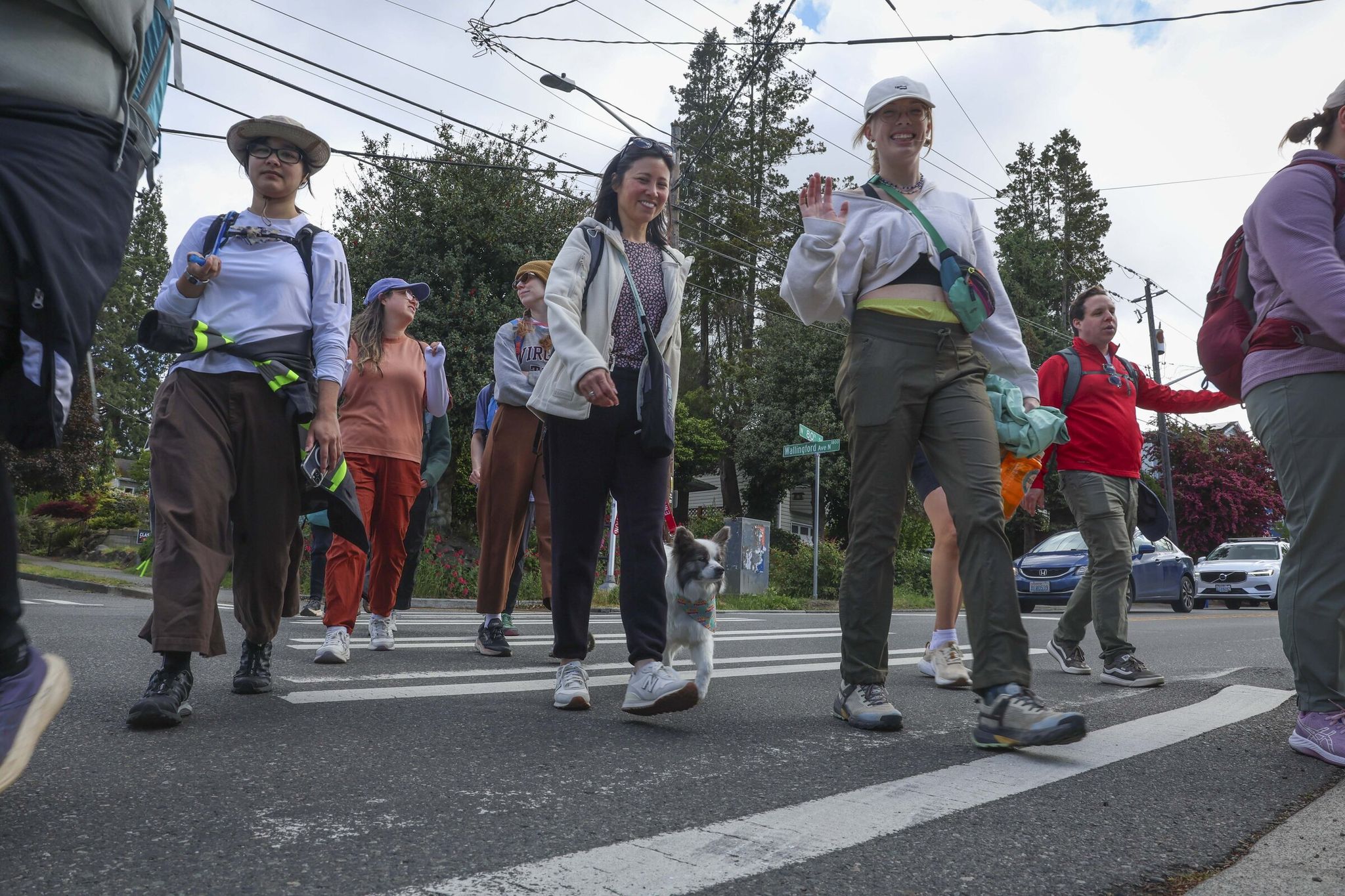 Люди идут по Уоллингфорд-авеню во время второго Seattle Super Saunter в субботу, 16 мая 2026 года. (Айви Себалло / The Seattle Times)