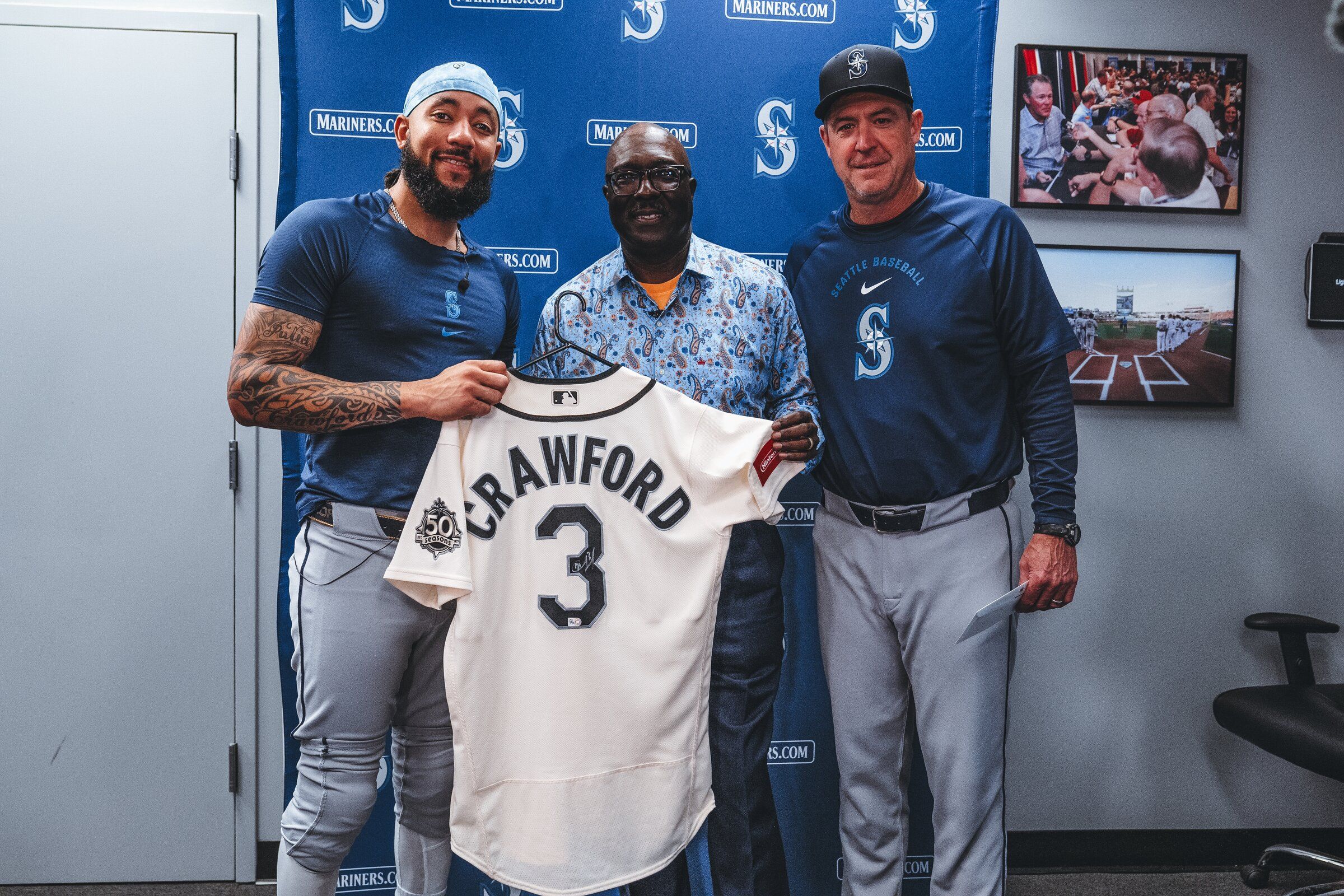 Mariners' J.P. Crawford presents game-worn Steelheads jersey to