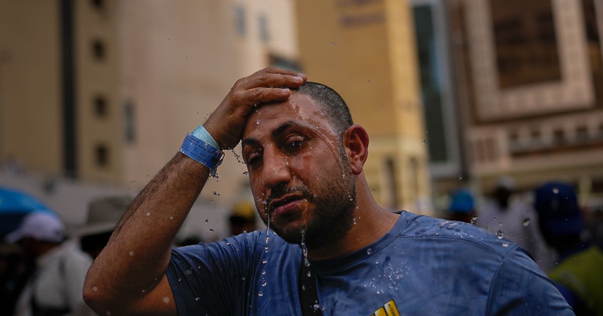 Muslims begin the annual Hajj in sweltering heat against a backdrop of war concerns