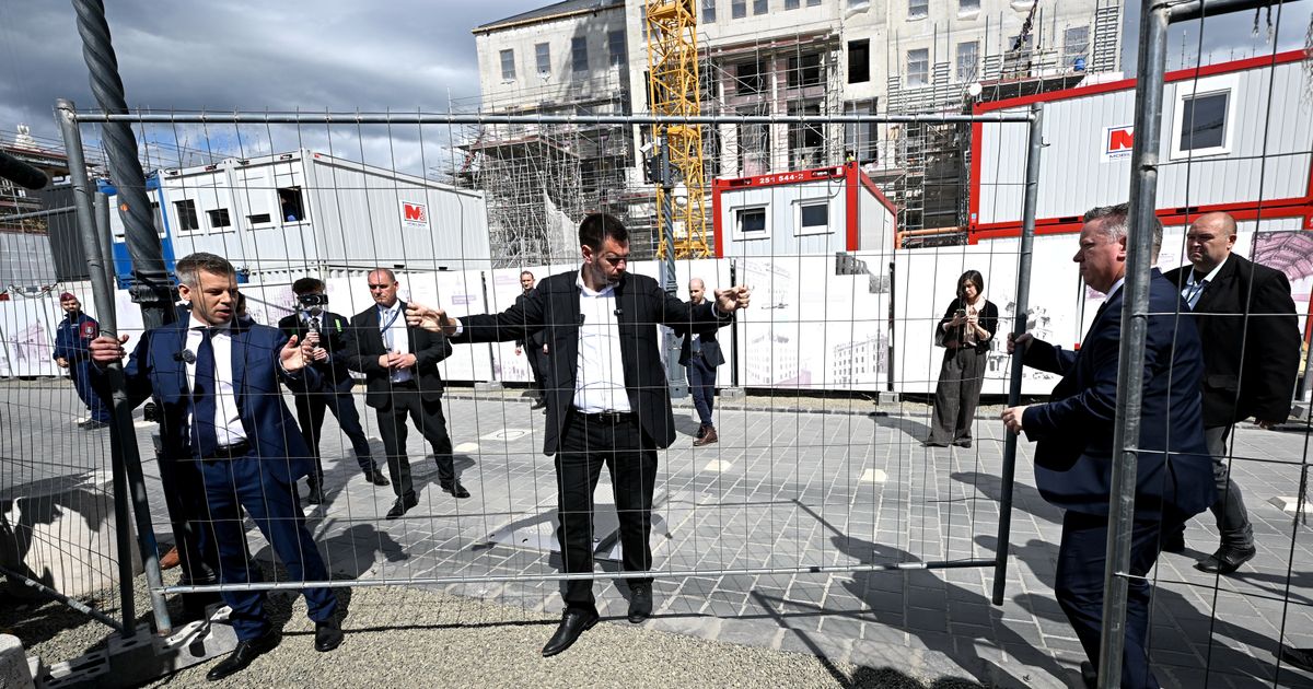 Hungary’s new PM symbolically removes fences erected around Orbán’s former offices
