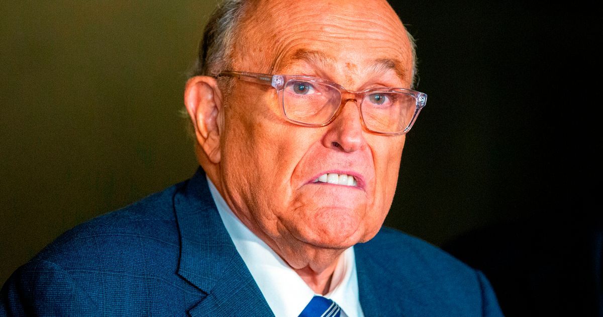 Giuliani returns to his show after viral pneumonia hospitalization