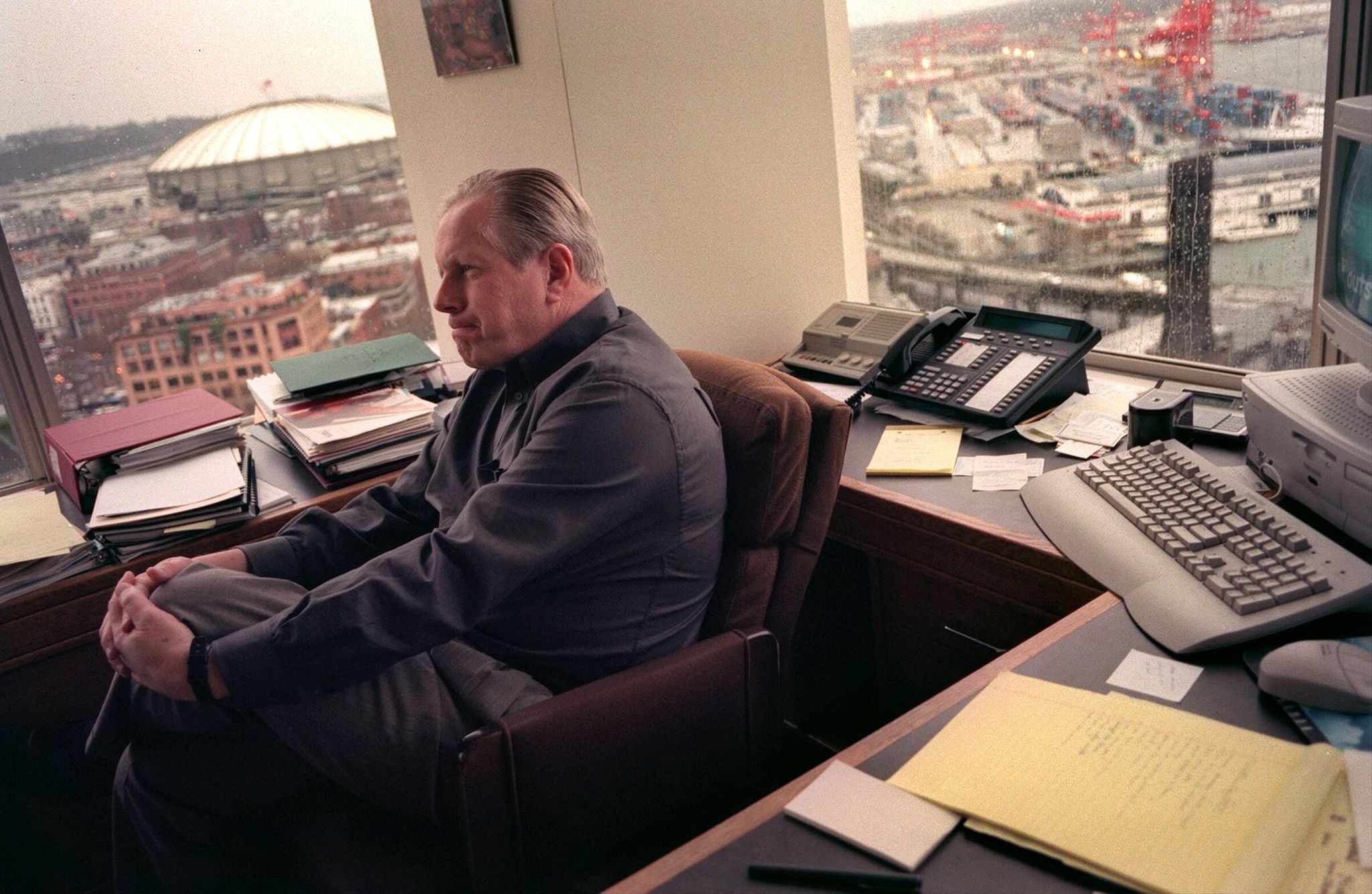 Bill Clapp in his office in 1999. (Betty Udesen / The Seattle Times)