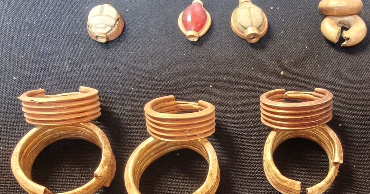 Egypt unveils a striking trove of ancient artifacts as the country tries to boost tourism industry