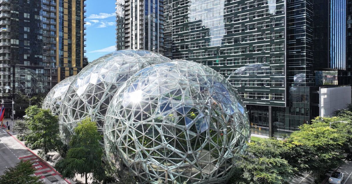 Amazon wrestles No. 1 spot away from Walmart on Fortune 500 list