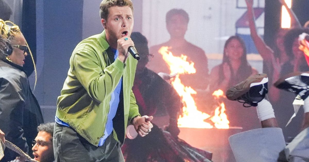 Alex Warren tour stops in Seattle for cathartic Climate Pledge Arena show