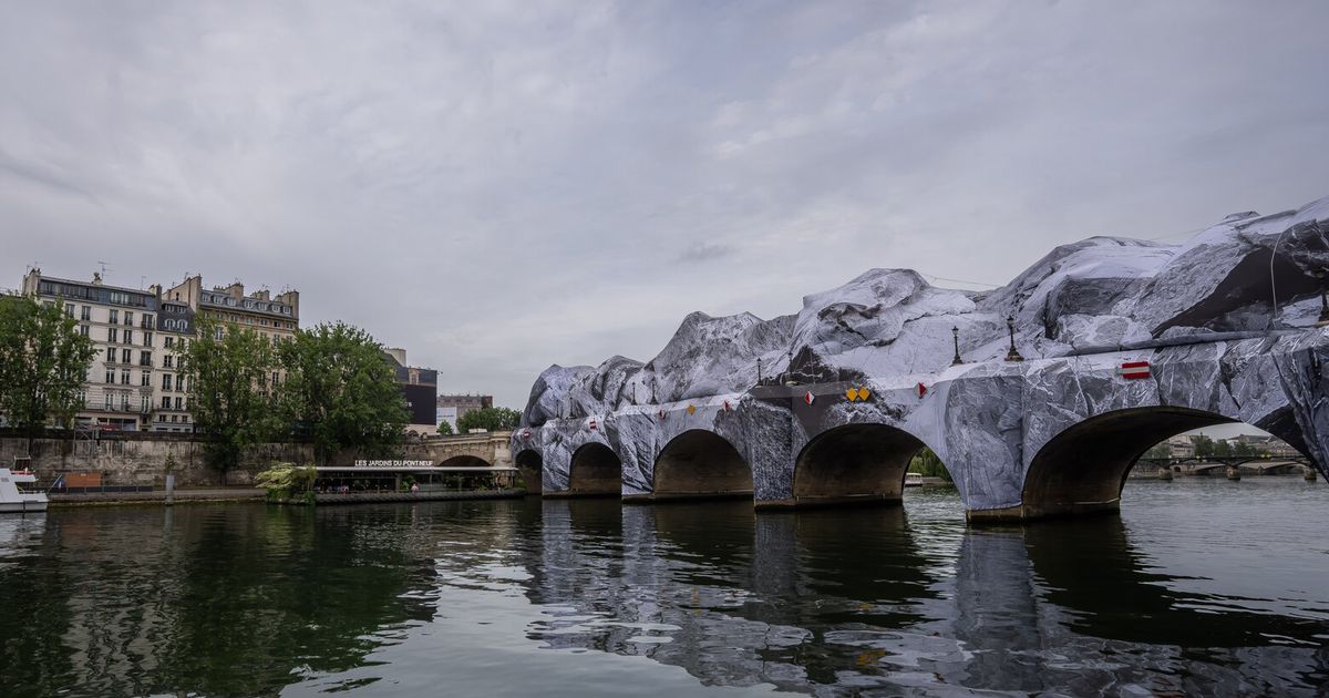 Monumental cave art on Paris’ oldest bridge finally opens, as the public steps and sniffs inside