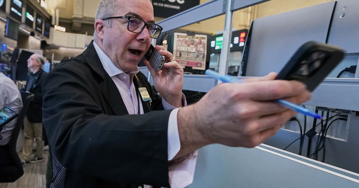Big Tech Weighs, US Stocks Mixed, Oil Eases