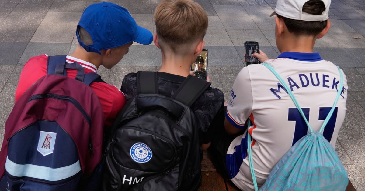 French lawmakers race to introduce an under-15 social media ban before the new school year