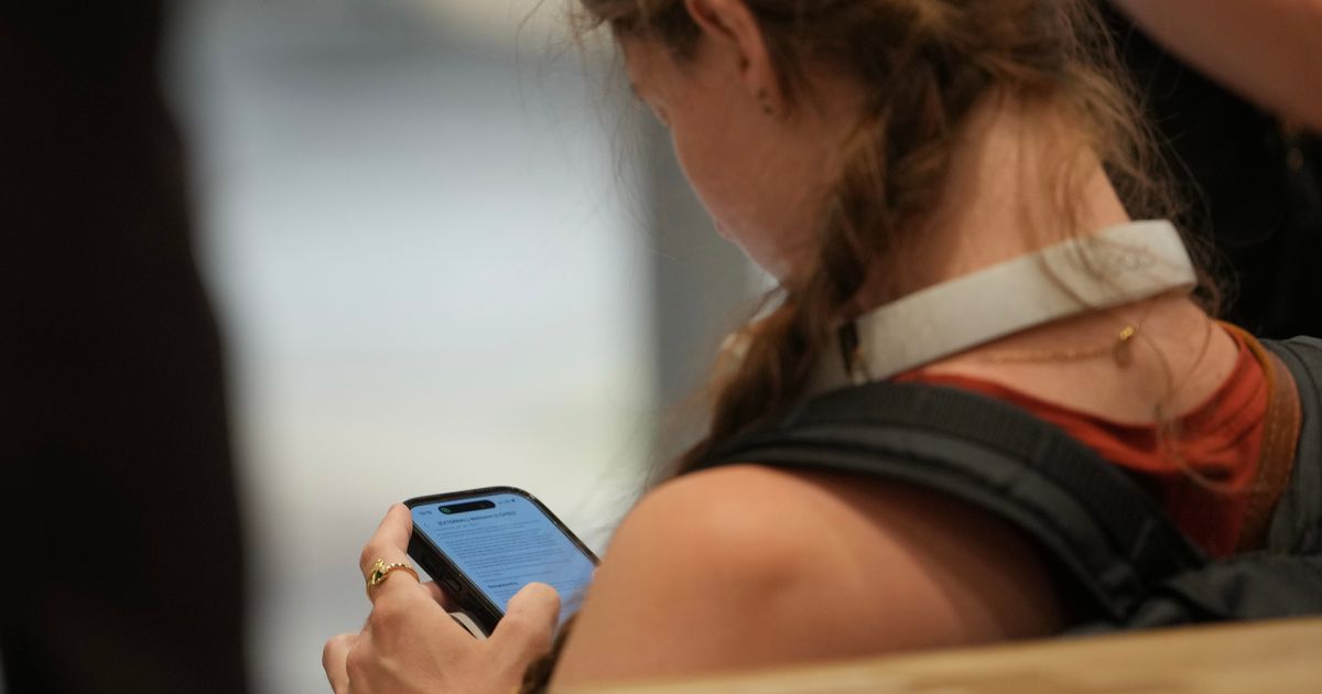 The UK Is Planning a Social Media Curfew for 16- and 17-Year-Olds - image 1