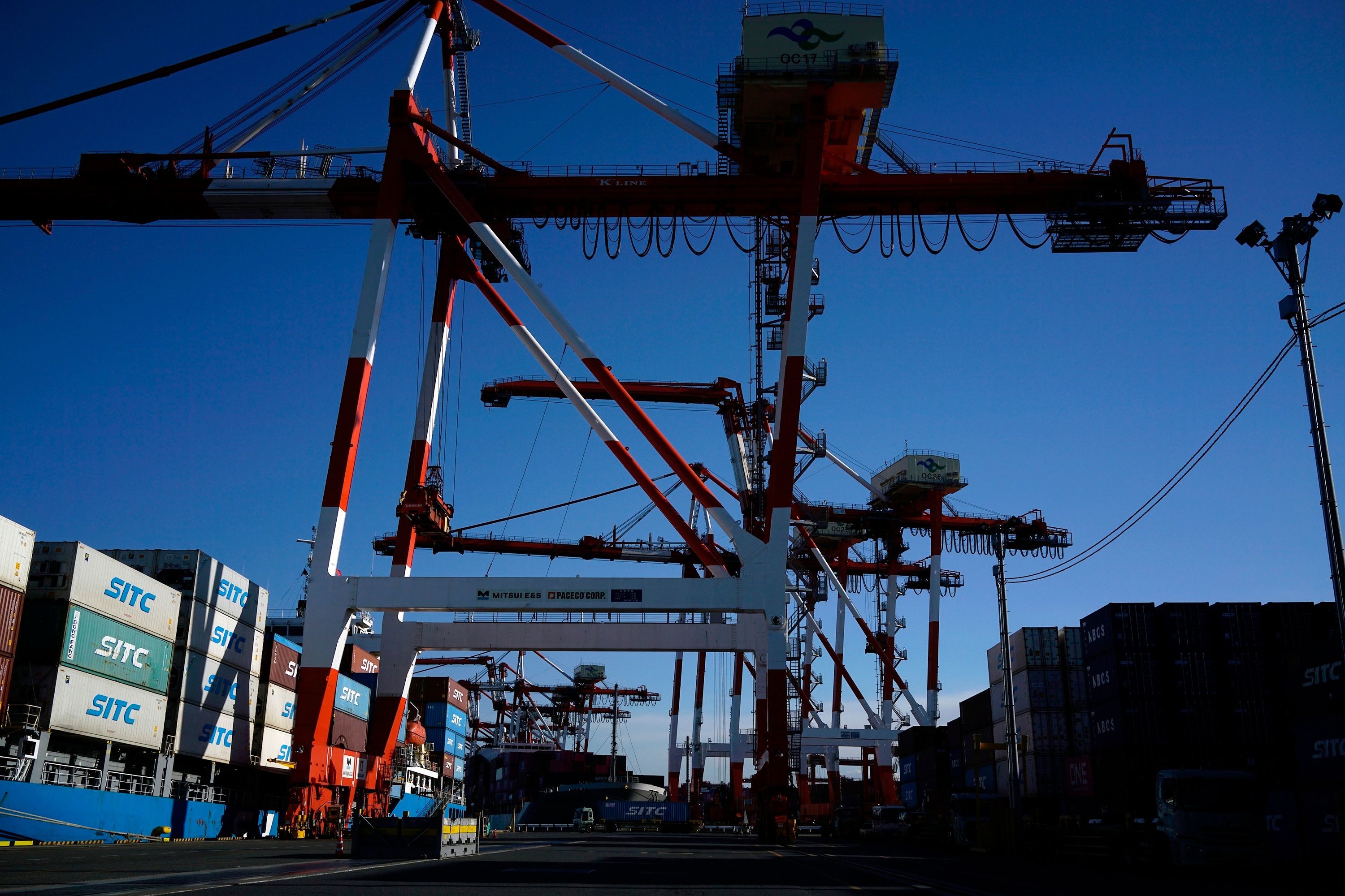 ビジネス・経済 Shots in time: Japan and the World Survey shows Japan's business sentiment improving for a 5th