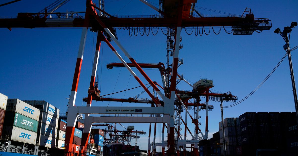 Survey shows Japan's business sentiment improving for a 5th straight quarter