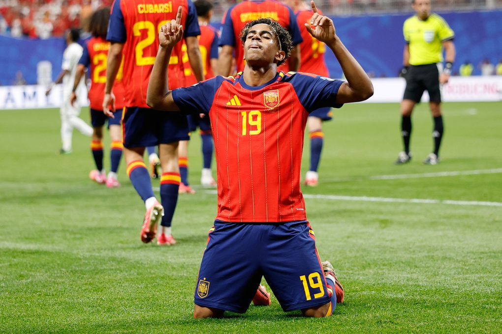 Lamine Yamal scores 10 minutes into his first World Cup start ...