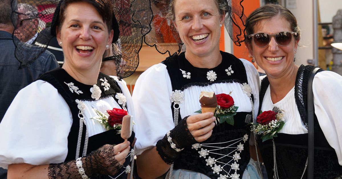Heat forces yodelers at annual Swiss festival to sing in fountains