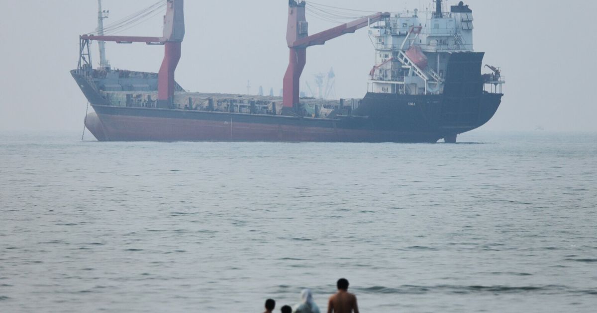 Trump Drops Plan to Tax Ships in Strait of Hormuz as Fighting with Iran Escalates - image 1