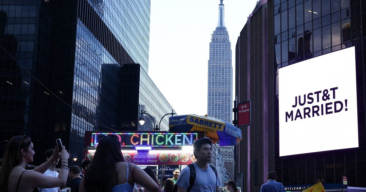 Artist sells cubes of trash from outside Taylor Swift’s wedding: $25
