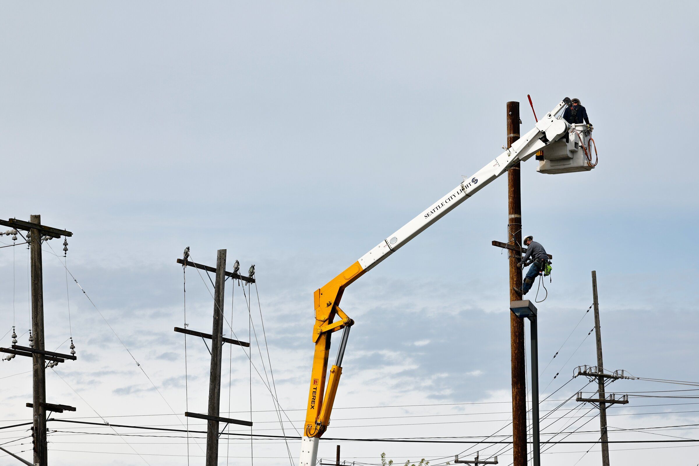 Linemen work near Seattle City Light’s south service center. (Karen Ducey / The Seattle Times, 2025)