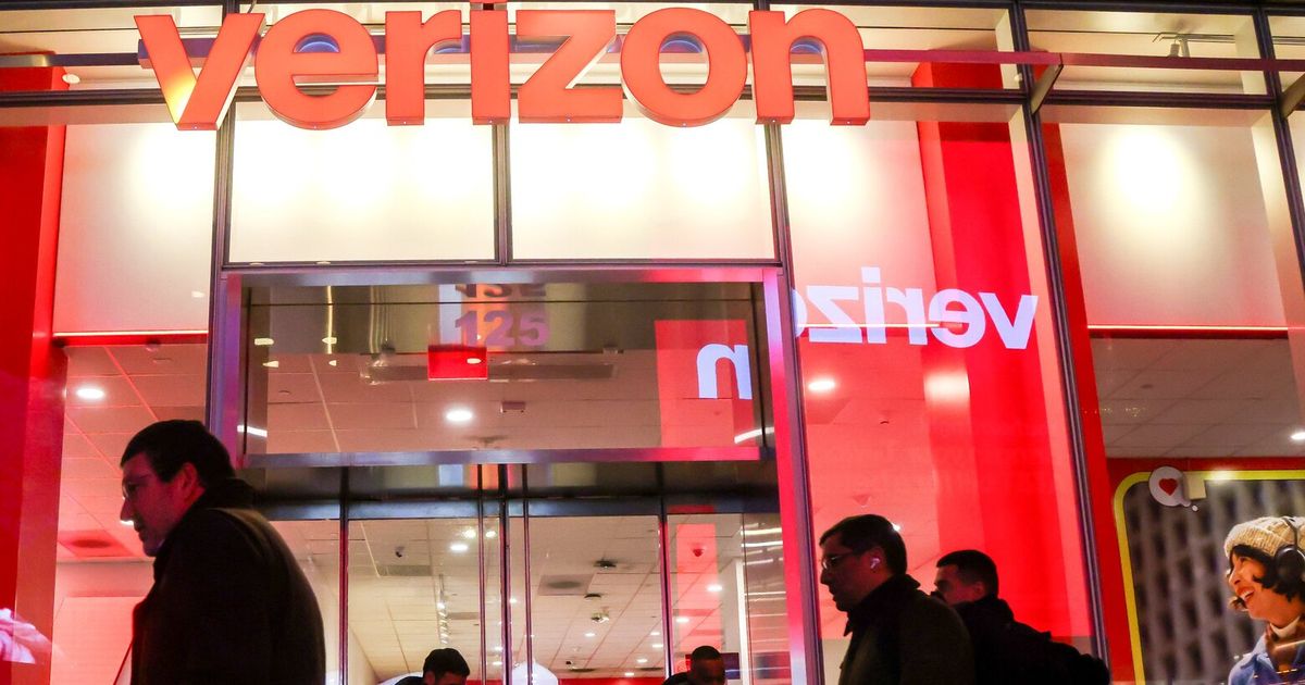 Verizon cuts store workers in reorganization strategy