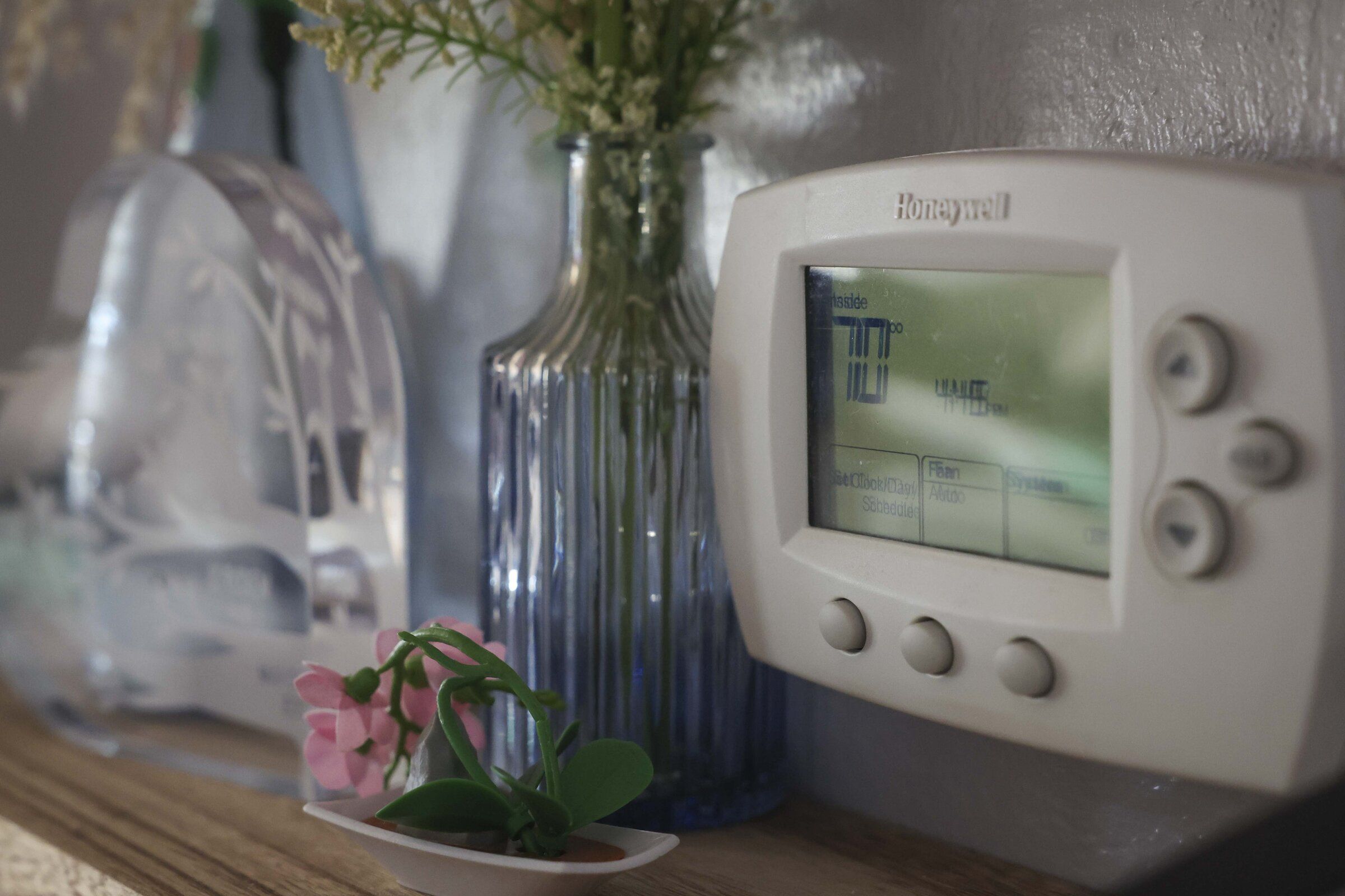A thermostat inside a Bremerton home in April. Kitsap County residents will vote this November on whether the Kitsap Public Utility District should be able to take over electricity service in the county from private utility Puget Sound Energy amid soaring electricity bills. (Ivy Ceballo / The Seattle Times)