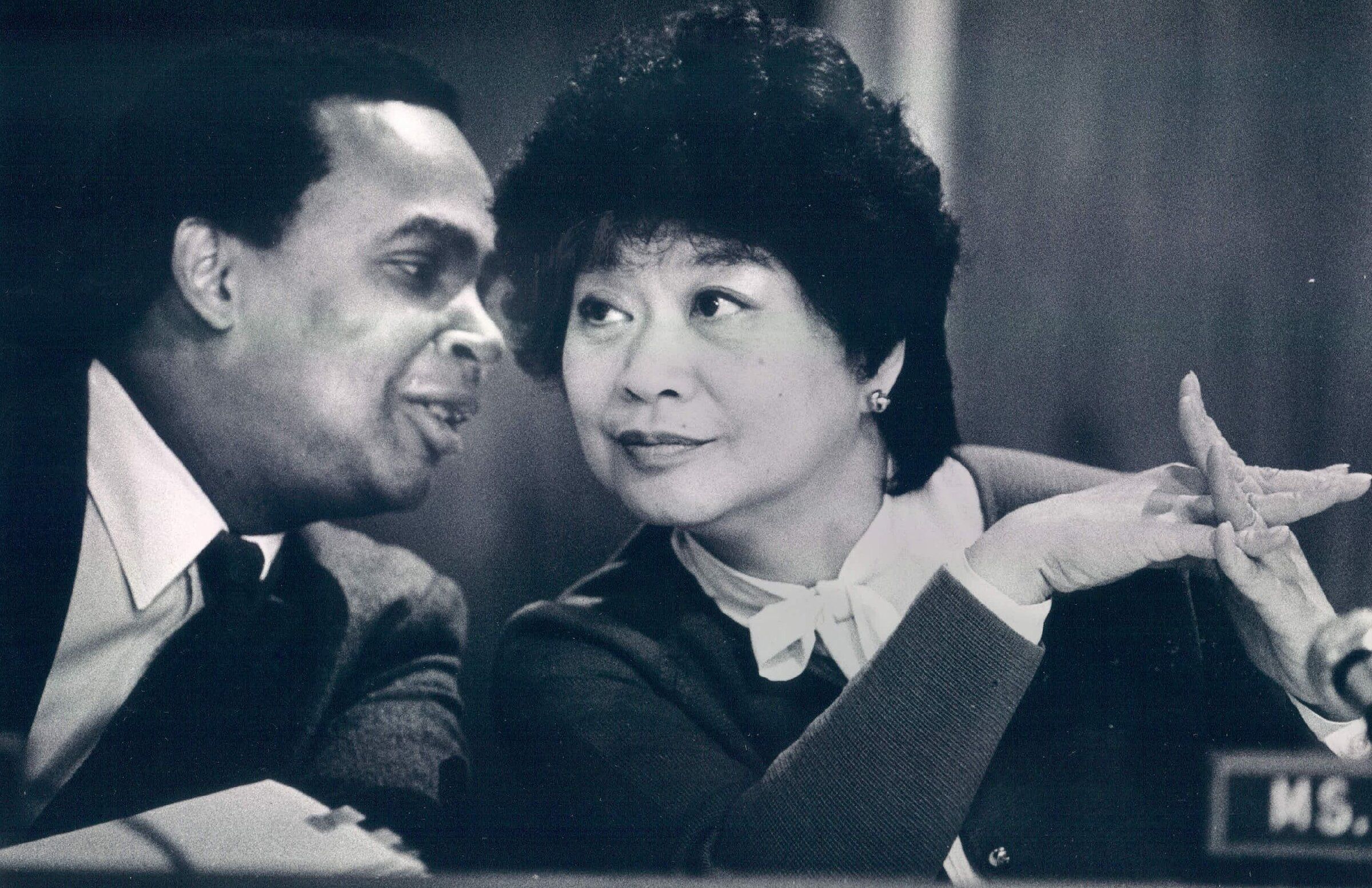 Norm Rice talks with Dolores Sibonga on April 12, 1987, when they were both members of the Seattle City Council. (Benjamin Benschneider / Seattle Times)