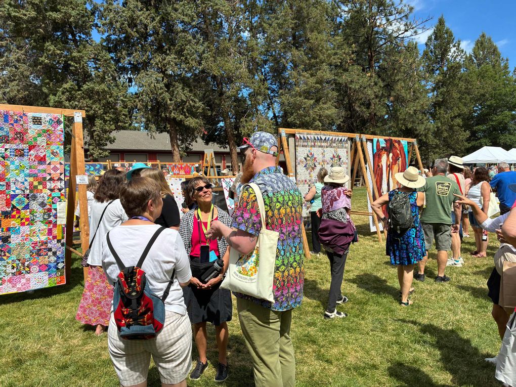 World's largest outdoor quilt show draws crowds to this tiny Oregon town