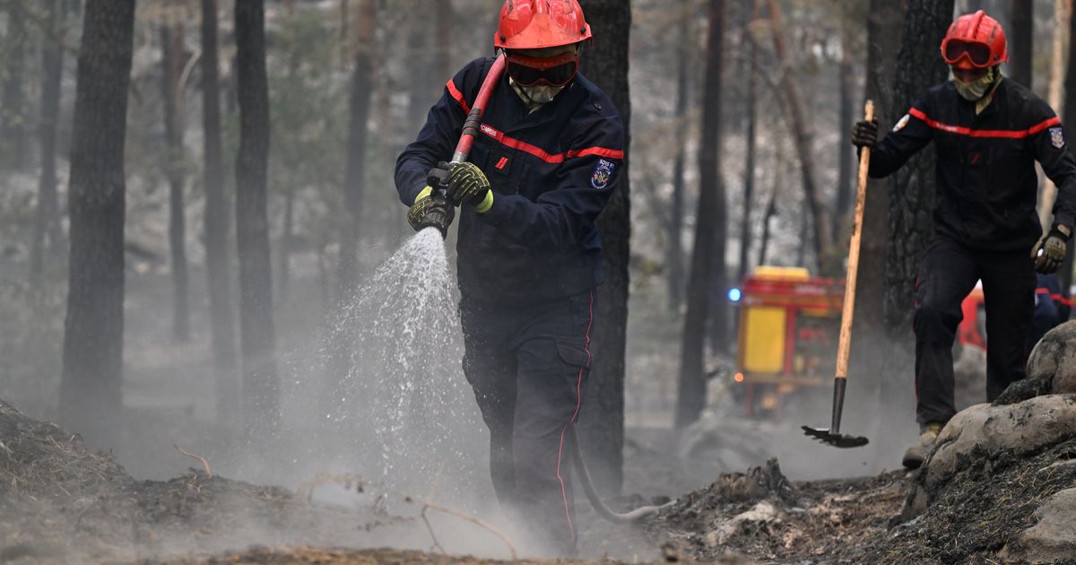 1000 evacuated from fire near Paris; Spanish authorities identify fire victims - image 1