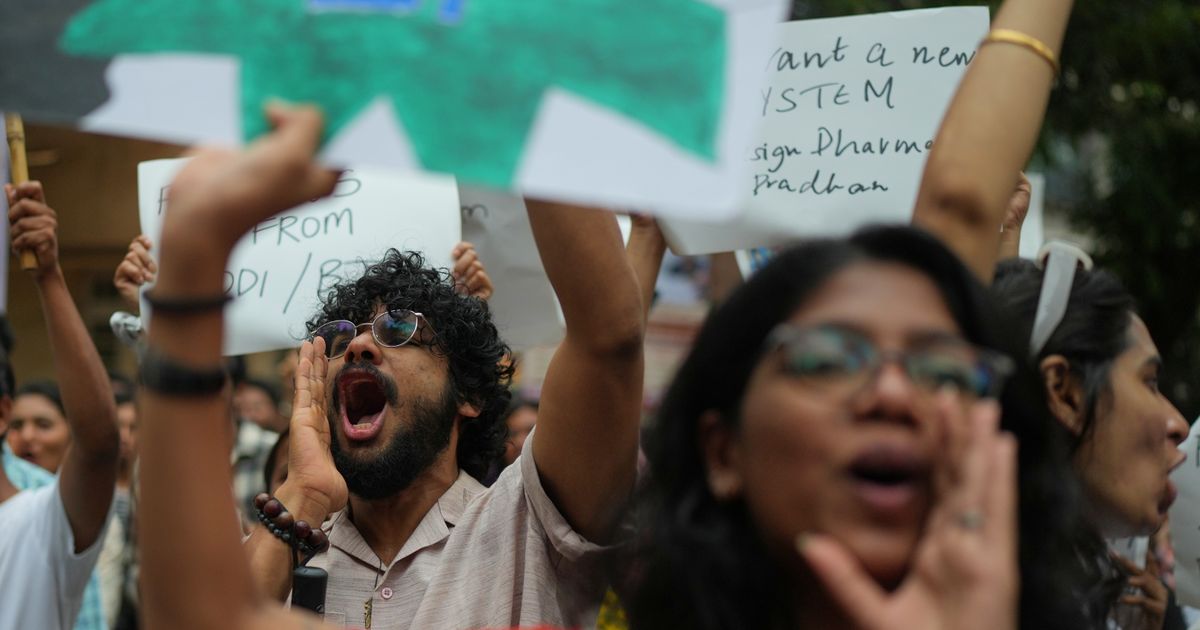Police block thousands of 'cockroach' protesters marching on India's parliament - image 4