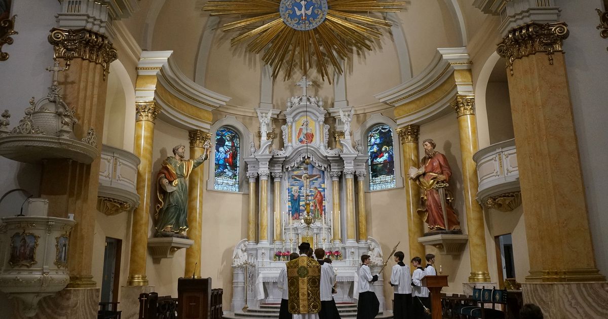 Latin Mass, but faithful to the pope: A Minnesota church shows a different way during schism crisis