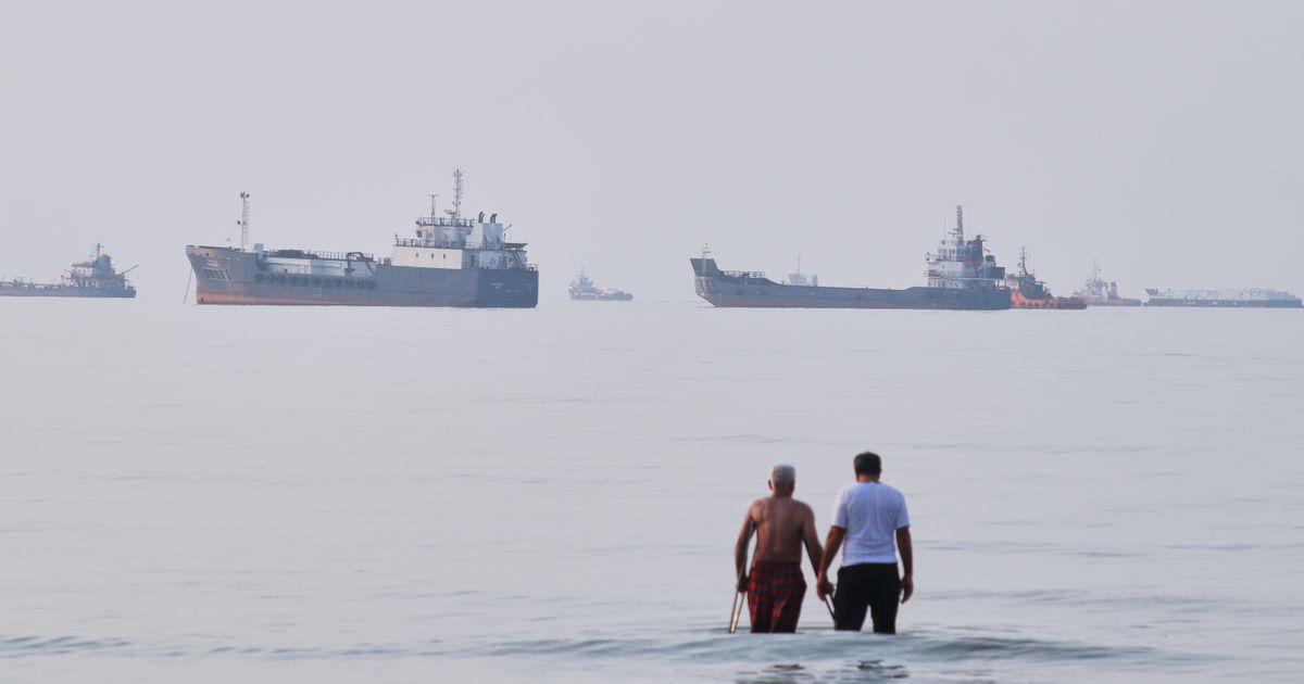 Trump Reimposes Naval Blockade, as U.S. and Iran Escalate Strikes - image 9