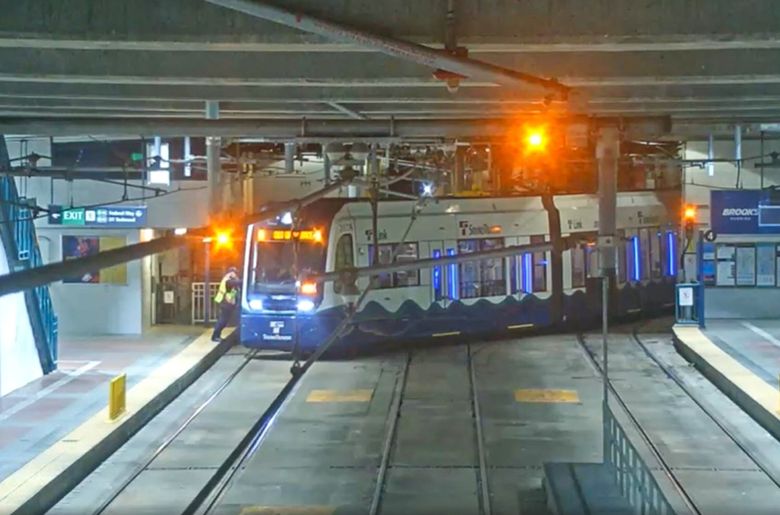 시애틀 경전철 탈선 사고…다운타운 운행 마비, 공항 승객도 큰 혼란