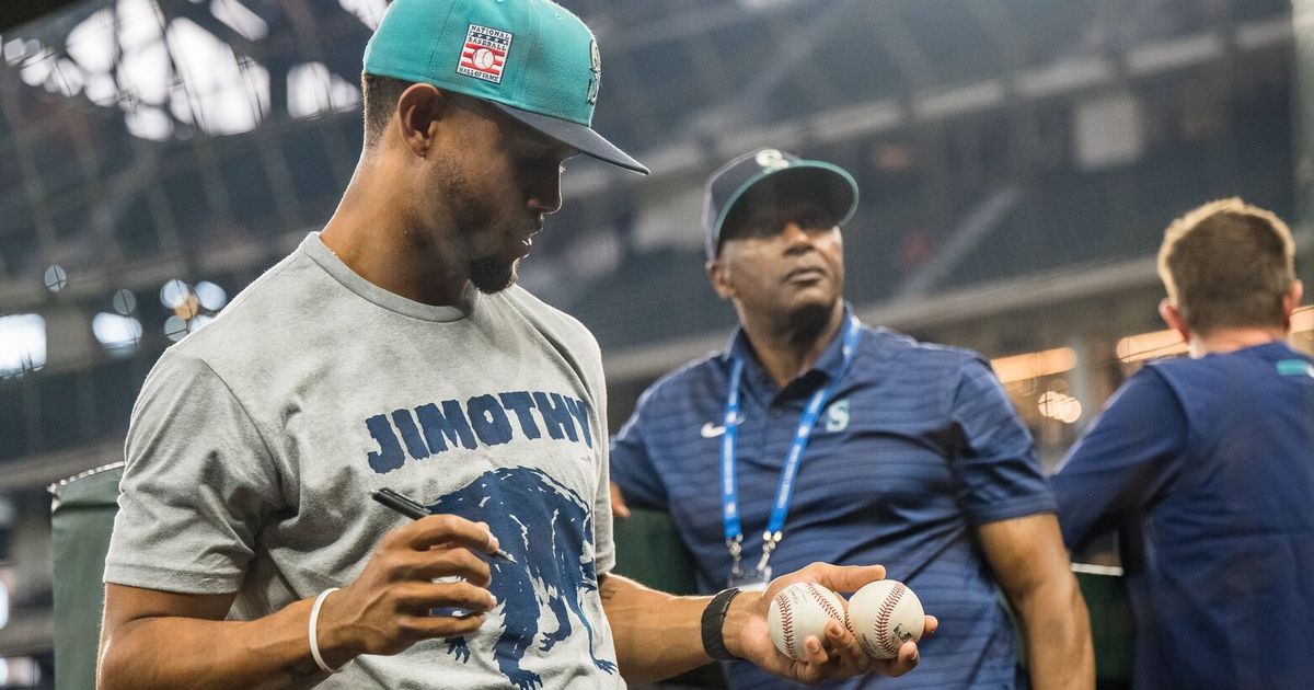Mariners’ Julio Rodríguez autographs bat mid-game for lucky fan in center field