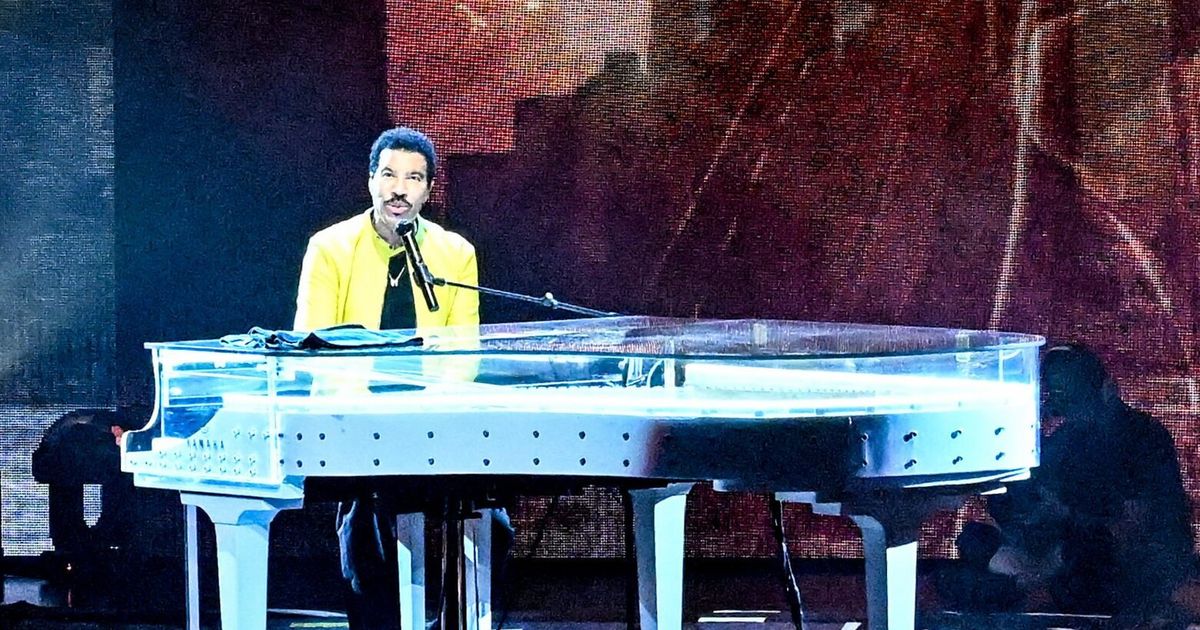 In Seattle, Lionel Richie and Earth, Wind & Fire deliver the hits