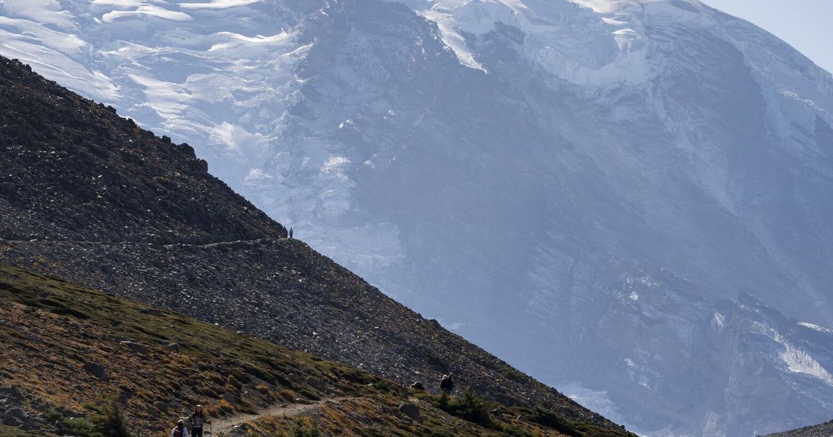Wildfire closes Sunrise area of Mount Rainier National Park