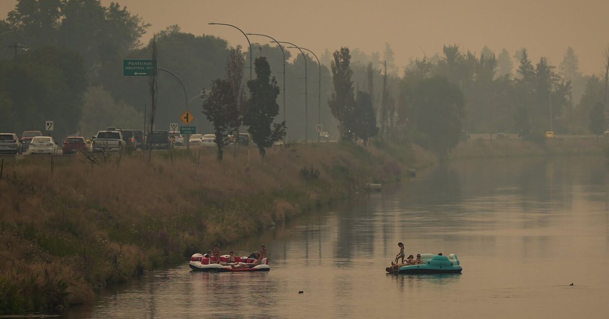 Mexican crews arrive for wildfire fight in Canada after 20,000 flee