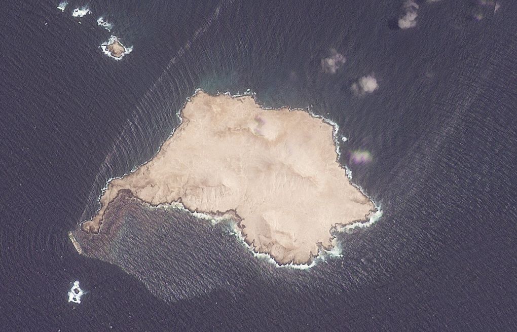 Arabian sea bird and turtle habitat threatened by oil from grounded tanker