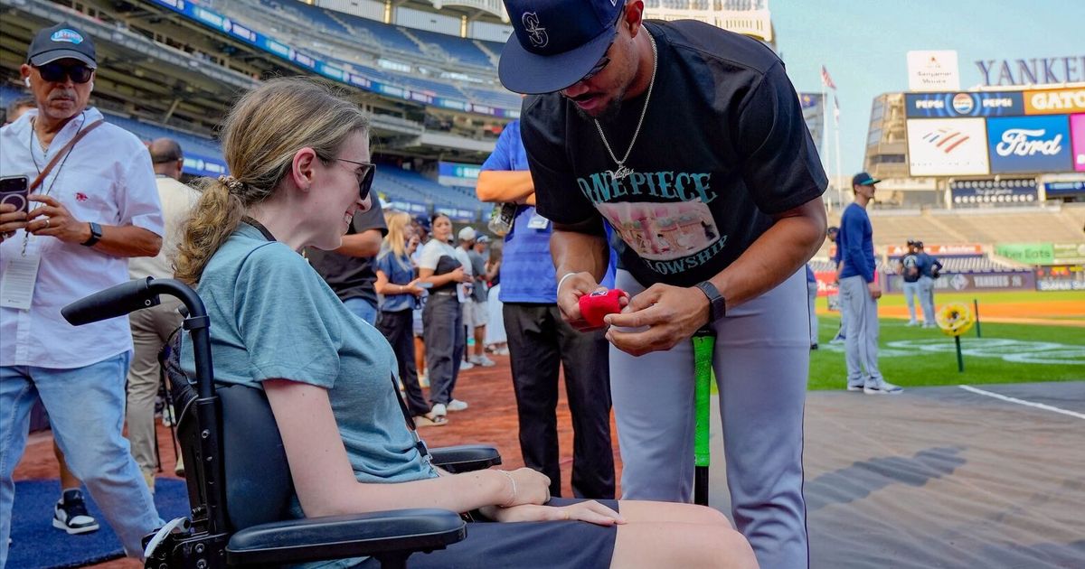 Julio Rodríguez shares special moment with Sarah Langs, MLB researcher diagnosed with ALS