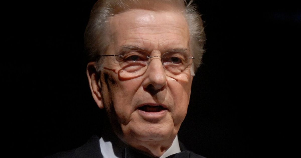 Lloyd Robertson, Canada’s unflappable TV news broadcaster for decades, has died