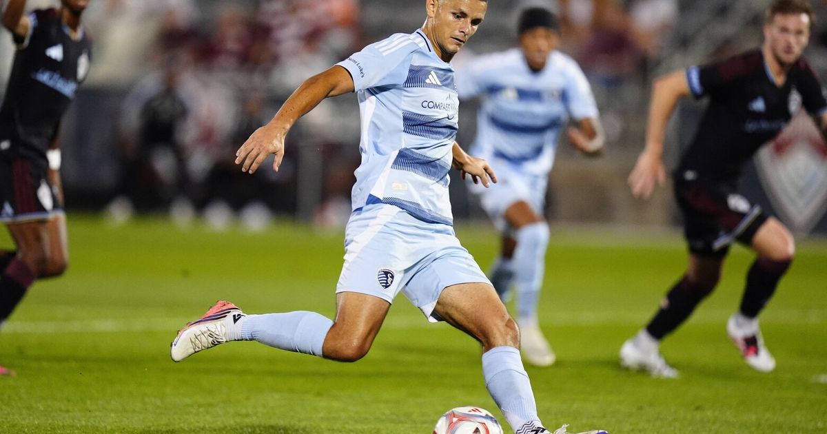 Sounders send cash to Kansas City to pick up striker