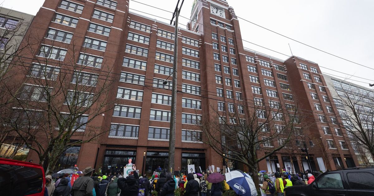 Starbucks union calls for boycott as contract negotiations drag