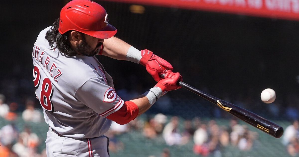 Mariners pass on claiming Eugenio Suárez, who remains with Reds after clearing waivers