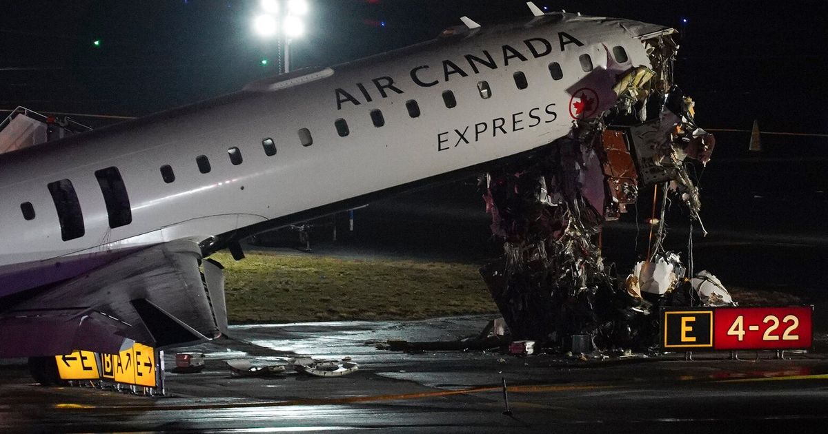 2 LaGuardia air traffic controllers left work an hour early before deadly crash, AP source says