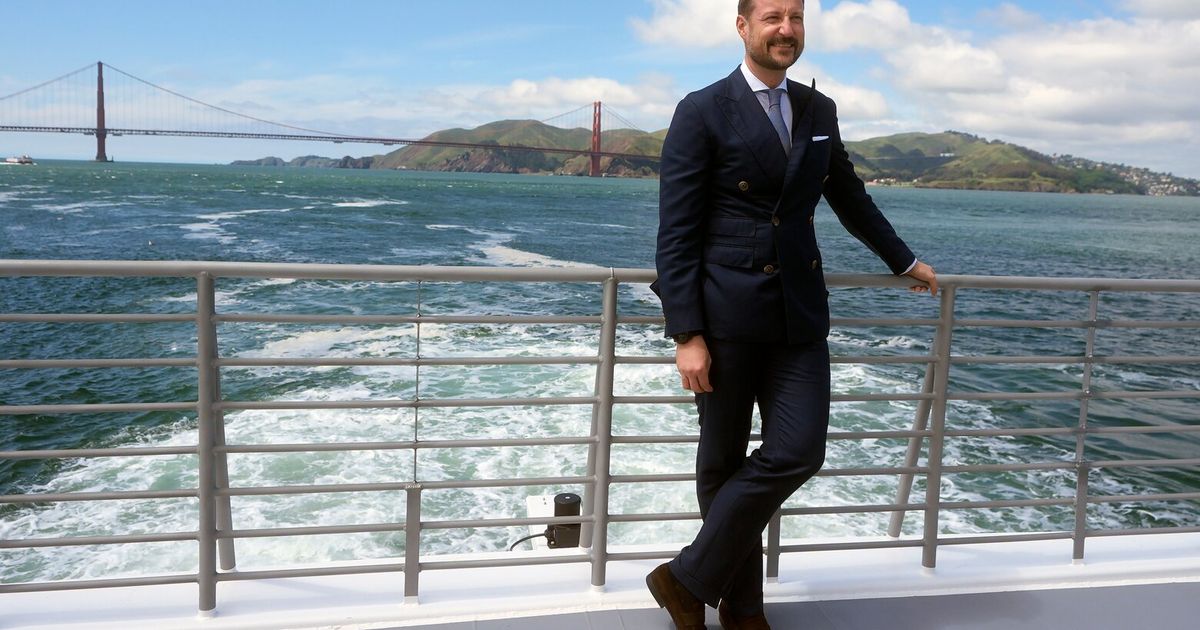 Norway’s crown prince becomes King Haakon VIII after his father’s death