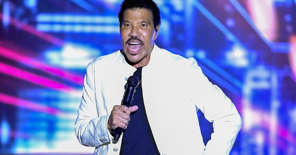 Lionel Richie hospitalized after concert in St. Louis