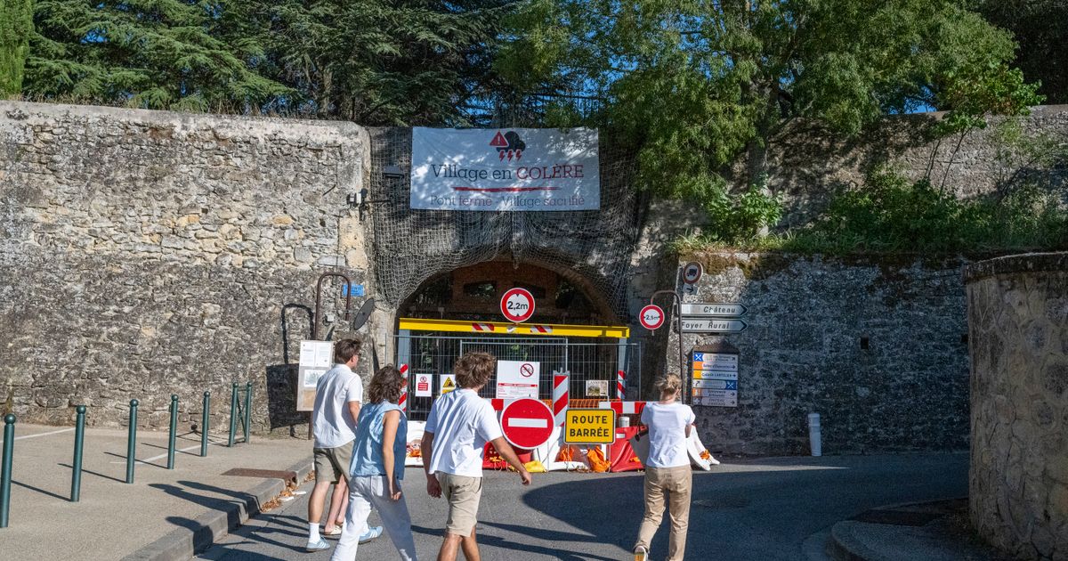 A road is closed in Provence. It has little to do with the road