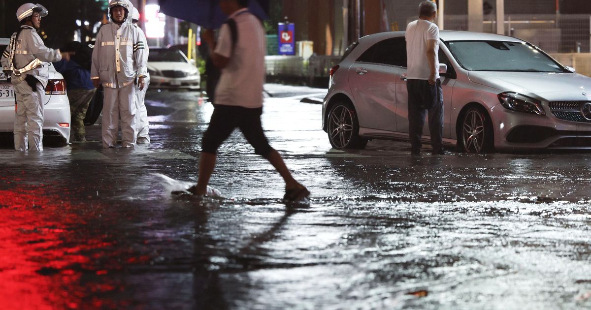 Torrential rain near Tokyo causes flooding and paralyzes traffic, killing 1