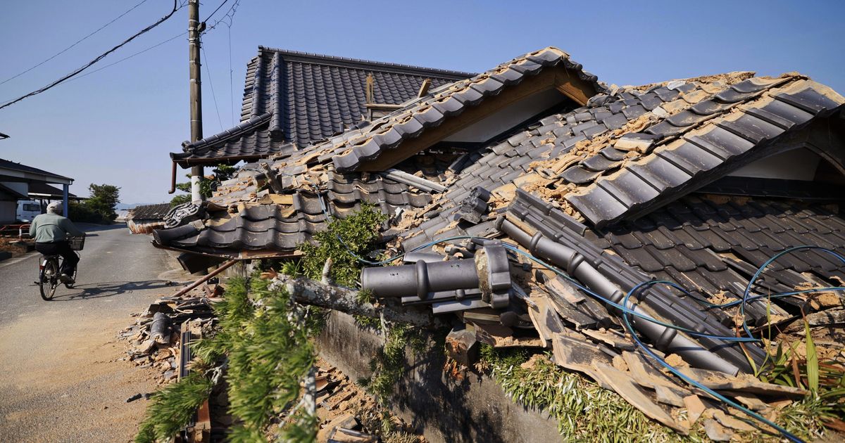 Prime minister visits quake-hit southern Japan as cleanup begins in intense heat