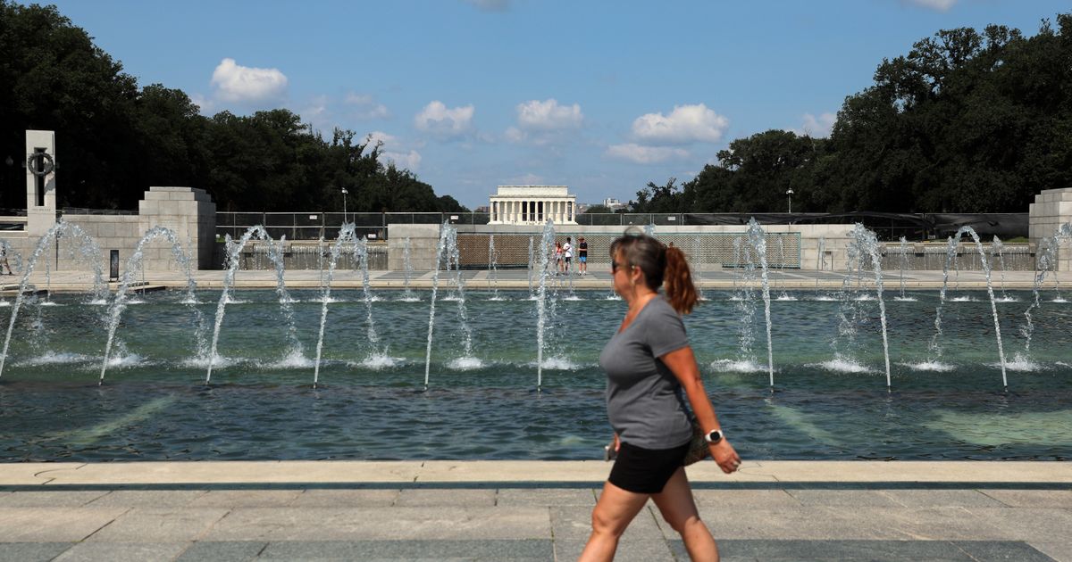 World War II Memorial in Washington vandalized with bubbles and graffiti, upsetting Trump - image 3