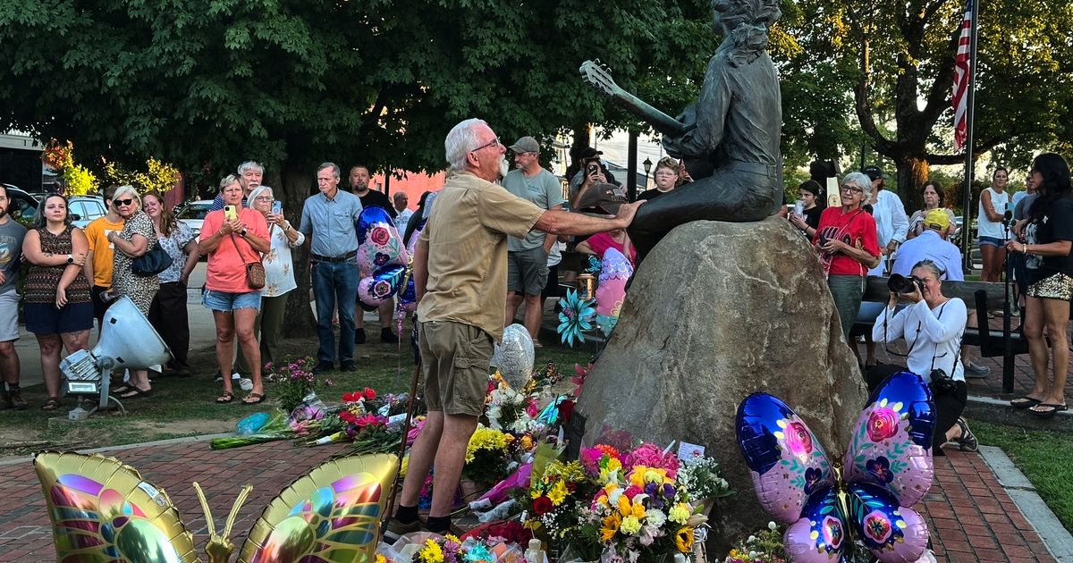 Dolly Parton’s love of the Great Smoky Mountains helped transform her hometown