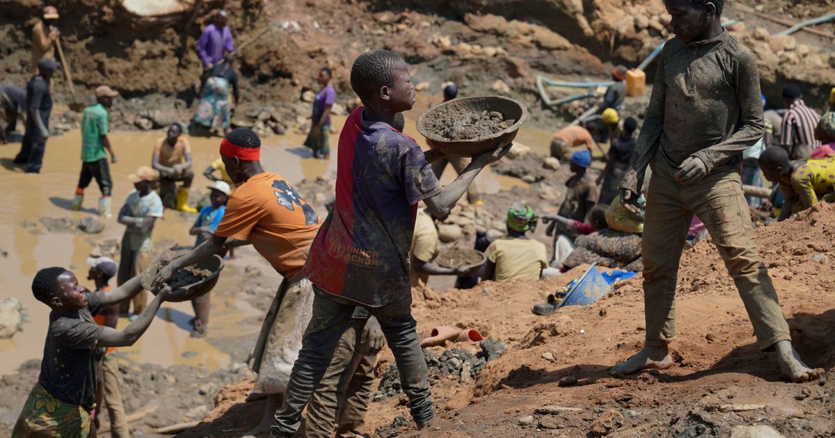 Mobile gold miners in eastern Congo complicate health workers’ efforts to contain Ebola